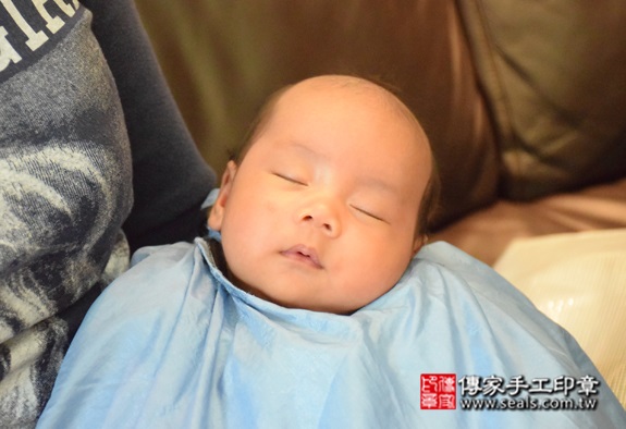 孫寶寶(台北萬華區到府嬰兒寶寶滿月剃頭理髮、免費到府嬰兒剃胎毛儀式吉祥話)。到府剃頭剃胎毛主持、專業拍照、DVD光碟、證書。★購買「臍帶章、肚臍章、胎毛筆刷印章」贈送：剃頭、收涎、抓周，三選一。2015.10.18 照片19